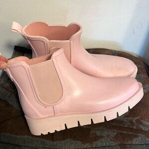 Pink mid rubber boots like new need a wipe down